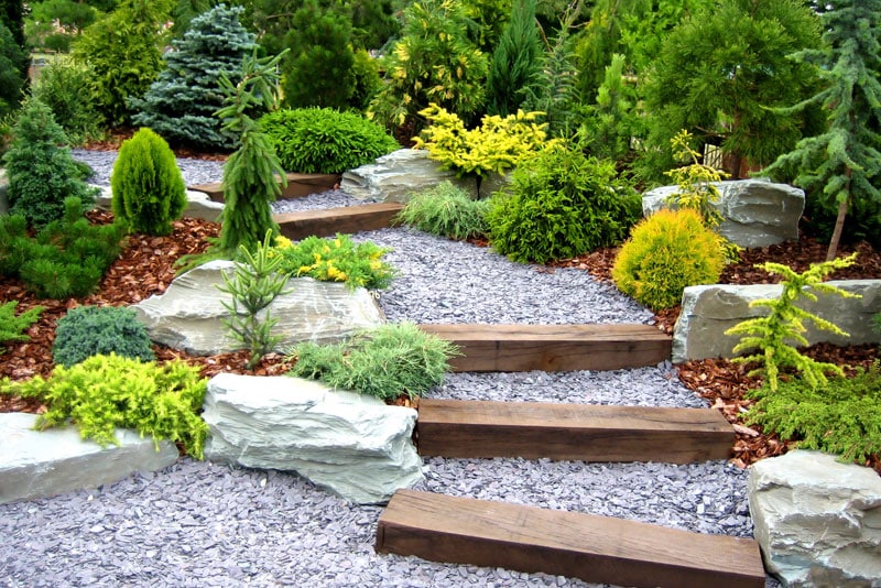 jardín con escaleras de piedras